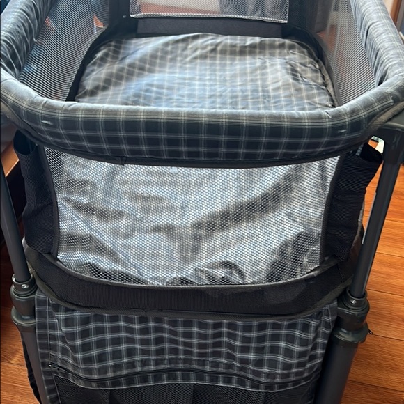 Portable Bassinet with mosquito net for outdoors - Picture 2 of 3